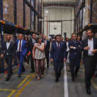 El president del Govern, Pere Aragonès, visitant el centre logístic de Taurus a Oliana (Alt Urgell) amb la comitiva d'autoritats i un dels propietaris de la companyia, Raul Ubric