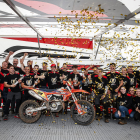 Jaume Betriu posó con todo el equipo tras ganar el título.