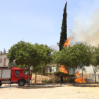 Imagen del fuego el pasado 19 de junio que obligó a desalojar a unas 30 personas en la N-240 en Lleida.