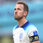 El capitán de Inglaterra, Harry Kane, tuvo que cambiar el brazalete arcoíris por el impuesto por la FIFA.