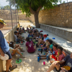 Alguns dels petits del grup de colònies, dinant ahir al recinte de l’escola de Vinaixa.