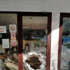Imagen de la puerta del bar de Sucs tras el robo. 