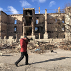 Un ciudadano pasea frente a un edificio destruido en la ciudad de Lyman, ubicada en la provincia de Donetsk.