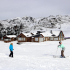 Dos aficionados se atrevieron ayer a esquiar en la zona de Baqueira. 