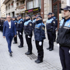 El alcalde de Lleida, Miquel Pueyo, pasa revista a los agentes de la Guardia Urbana, acompañado del intendente Josep Ramon Ibarz.