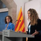 La consellera d'Igualtat i Feminismes de la Generalitat de Catalunya, Tània Verge (esquerra), i la portaveu del Govern, Patrícia Plaja, intervenen a la roda de premsa després del Consell Executiu.