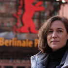 La directora de la película 'Alcarràs', Carla Simón, el día de la presentación al Festival de Cine de Berlín, con el Berlinale Palast de fondo.