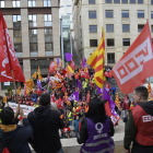 Los dirigentes de UGT y CCOO se dirigen a los manifestantes en la plaza Sant Joan, donde se encuentra la sede de Femel.