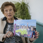 Dolors Solé, con una felicitación en la que se ve el estadio del Futbol Club Barcelona y la capitana del equipo femenino, Alexia Putellas.