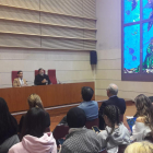 Caamaño, a la derecha, durante su charla en la sala Víctor Siurana de la UdL.