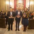 El salón de sesiones de la Paeria se llenó ayer para asistir a la presentación del volumen ilustrado.