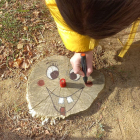 Alumnes de l'institut Escola del Treball de Lleida van pintar aquest dimarts al matí tions en arbres del Bosquet