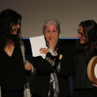 Una emocionada Rosa Fabregat recull el Premi Nacional de Cultura al costat de la seva neta i l'escriptora Laia Noguera.