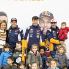 Marc Márquez, junto a Bou y Marcelli, con alumnos del centro.