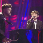 Pol Calvo cantando con Pablo López.