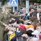 El rey Felipe VI saluda a varios niños y asistentes, a su llegada al puesto de la Guardia Civil de Sarria.