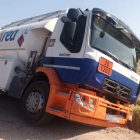El camión quedó encallado al acercarse a un lateral del camino y ceder el suelo en l’Horta de Lleida. 