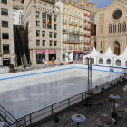 La pista de hielo instalada en la plaza Sant Joan de Lleida.