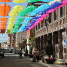 Los paraguas que forman la bandera LGTBI y que decoran la avenida de Alfarràs.