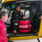 L'aparell Recco, que han incorporat els Pompièrs d'Aran, de detecció de persones a la muntanya a dins de l'helicòpter.