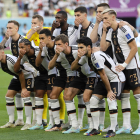 El "once" de Alemania se tapa la boca en protesta contra la FIFA