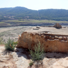 Vista d'una part de l'embassament de Rialb amb molt poca aigua des del nucli de la Clua, a Bassella.