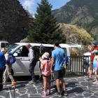 Un grup de turistes a punt de pujar a un taxi per anar d’excursió a Aigüestortes des de Boí el 2021.