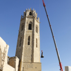 A primera hora de la tarde, una grúa elevó la campana Mònica hasta lo alto de la torre de la Seu Vella.