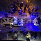 Imagen de dos ambulancias anoche en el lugar de los hechos tras registrarse la pelea mortal.