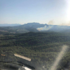 Els Bombers treballen en un incendi forestal a Móra d'Ebre