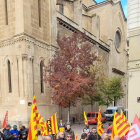 Una quarantena de persones es va concentrar ahir a les portes de la seu de la patronal a Lleida.