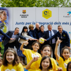 Jordi Cruyff i Joan Laporta van estar ahir en la inauguració d’una nova Cruyff Court.