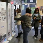 Algunos visitantes en la exposición de Segre en Sort.