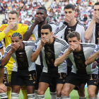 Los jugadores alemanes posaron tapándose la boca como protesta a la censura al brazalete ‘One Love’.