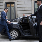 Pedro Sánchez entra al vehicle oficial després de participar en el ple del Congrés.