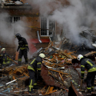 Bomberos ucranianos tras un ataque en la ciudad de Vyshhorod.