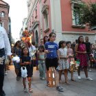 Centenars de persones van sortir al carrer per acompanyar la imatge de Sant Jaume en la Festa dels Fanalets. També a Balaguer, petits i gegants van protagonitzar la festa.