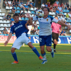 El lateral del Lleida Nani lucha por el balón durante el amistoso jugado el sábado ante el Zaragoza.