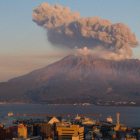 El volcà Sakurajima, vist des de la ciutat de Kagoshima.