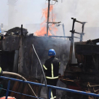 Els bombers treballen per sufocar un incendi al port d’Odessa després d’impactar els míssils russos.