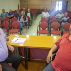 Jové, a la izquierda, durante la asamblea del Segarra-Garrigues celebrada ayer en Tàrrega.
