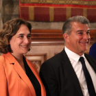 L'alcaldessa de Barcelona, Ada Colau, i el president del FC Barcelona, Joan Laporta, al Saló de Cent de l'Ajuntament