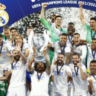 Jugadores del Real Madrid muestran la Champions, la número 14 de su historia, tras ganar un partido que dominó el Liverpool.
