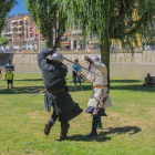 El campament medieval del riu Segre va acollir una mostra de combats individuals.