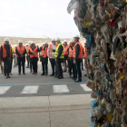 Autoritats durant la visita al nou Centre de Tractament de Residus del Segrià