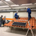 Reproducció d’una teulada que el Gremi d’Instal·ladors usa per a pràctiques d’instal·lació de plafons.