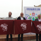 El alcalde de Lleida, Miquel Pueyo, y los regidores Ignasi Amor y Paco Cerdà sosteniendo los damascos.