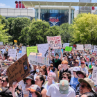Milers de persones es van concentrar contra la reunió del lobby del rifle a Houston.