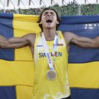 El suec Armand Duplantis celebra la victòria i el rècord mundial.