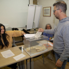 Un trabajador municipal deposita su voto en las oficinas del IMO ayer por la mañana. 